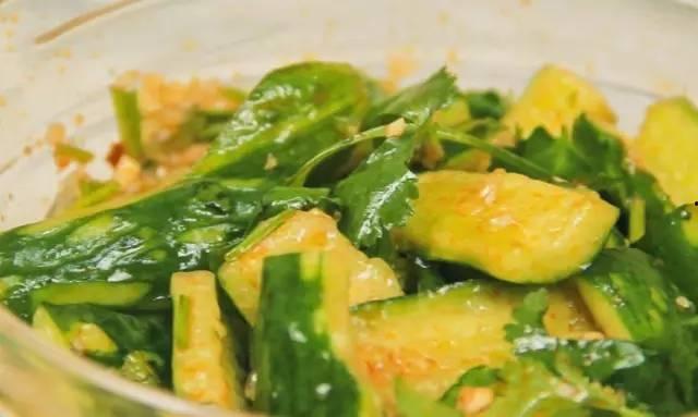 带你吃瓜的天热视频,跟着“带你吃瓜”视频感受清凉一夏