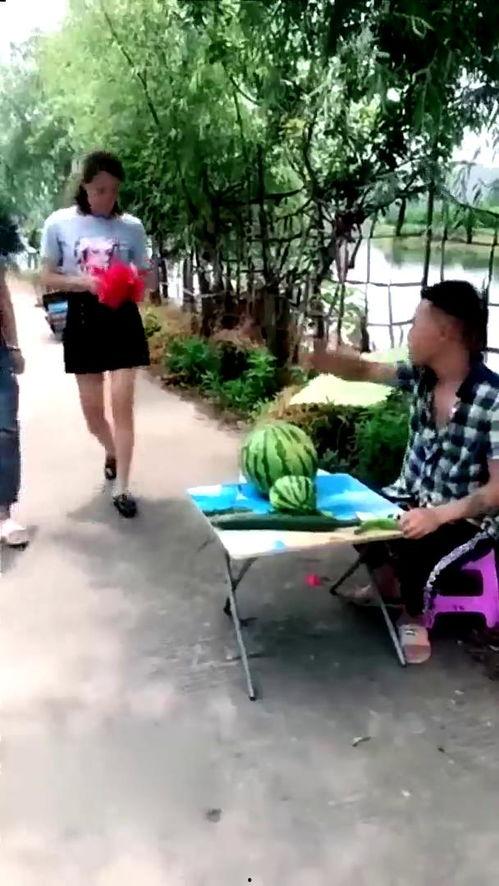 康县女子吃瓜事件视频,一场引发热议的网络风波