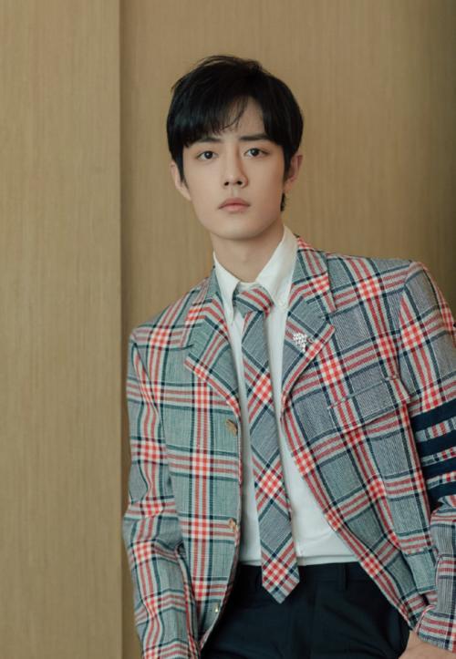 肖战搬板凳吃瓜视频,揭秘明星幕后生活瞬间