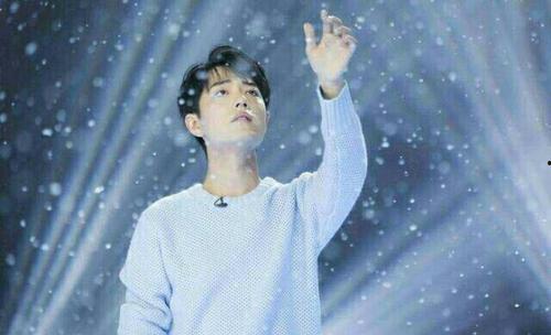 肖战搬板凳吃瓜视频,揭秘明星幕后生活瞬间