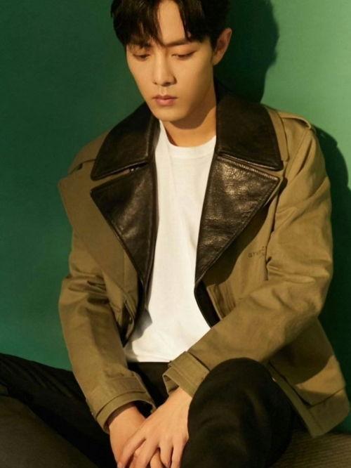 肖战搬板凳吃瓜视频,揭秘明星幕后生活瞬间