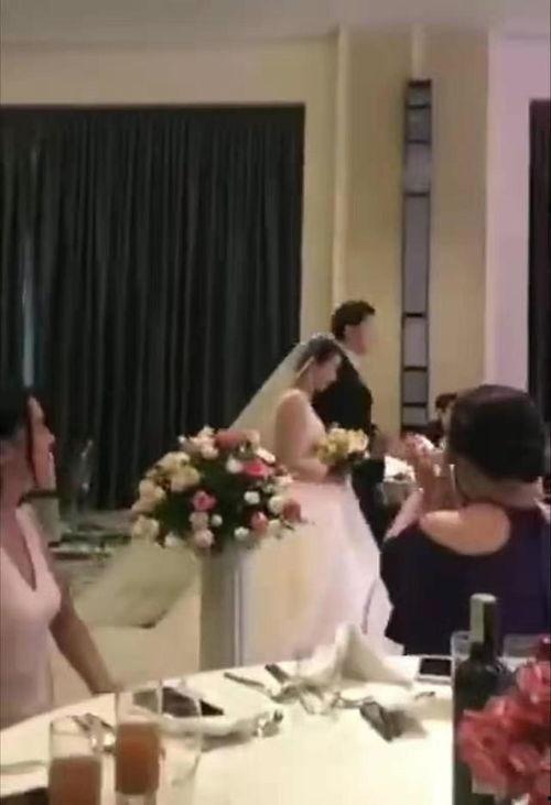 新郎婚礼放新娘视频吃瓜,观众吃瓜不已