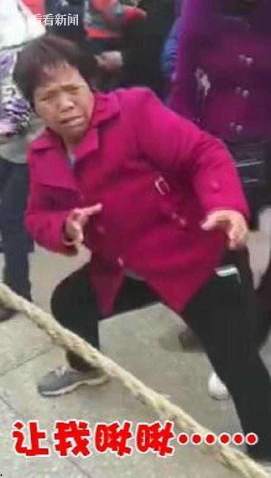 农村大妈吃瓜表情包视频,笑料百出引网友热议