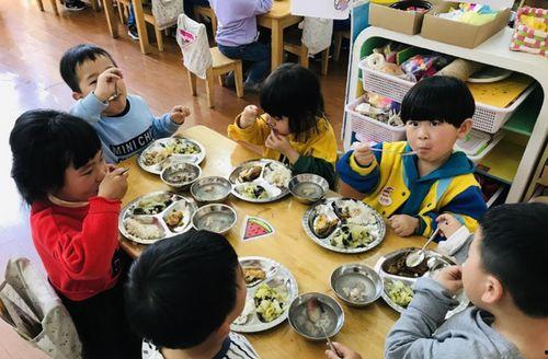 青州幼儿园吃瓜事件视频,幼儿被喂食不明瓜果引发关注