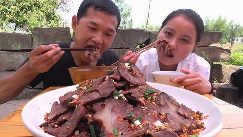 刘大瓜吃猪头肉视频,美味诱惑尽在眼前