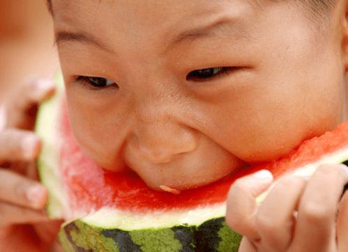 小孩的吃瓜表情视频,萌娃表情包来袭