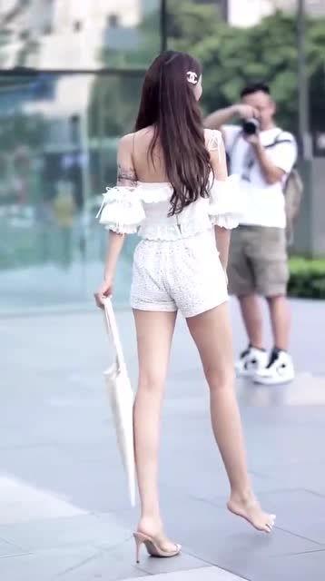 街拍小姐姐吃瓜视频,小姐姐街拍视频引热议