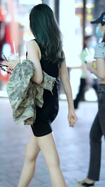 街拍小姐姐吃瓜视频,小姐姐街拍视频引热议