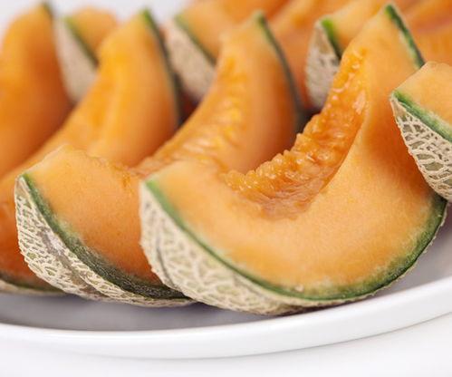 让大人吃哈密瓜的视频,哈密瓜美食视频走红网络