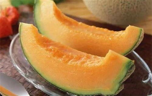 让大人吃哈密瓜的视频,哈密瓜美食视频走红网络