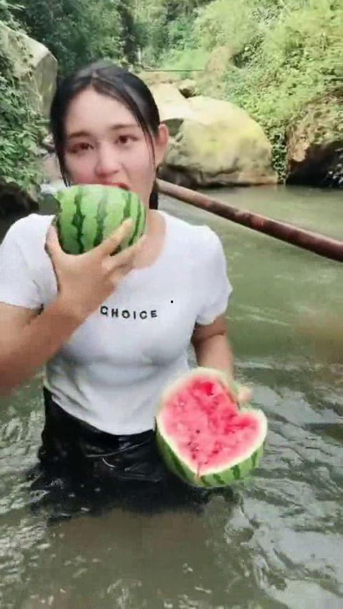 带你吃瓜野生萌妹子视频,趣味视频揭秘生活百态